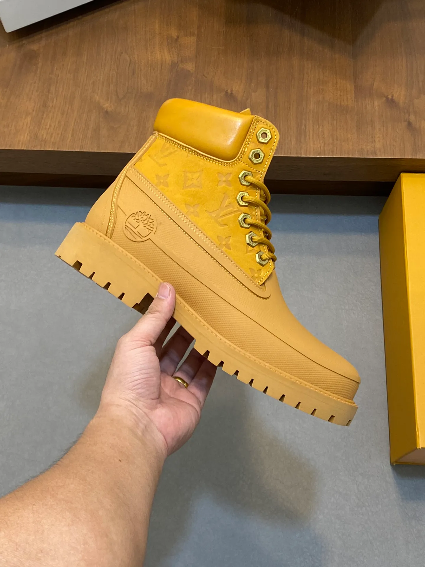 💰760 Top LV x Timberland Timberland co-branded presbyopic rhubarb boots, ankle boots, short boots, LV x Timberland ankle boots are made of Monogram embossed waterproof nubuck cow leather, relying on the brand's exquisite craftsmanship to carefully reshape the classic Timberland 6-inch boot shape in Italy, and make an eye-catching appearance in the 2025 autumn and winter men's wear show created by Pharrell Williams with American workwear style. The Monogram embossed tongue, original Timberland laces and outsole are exquisite details, the leather label expresses the cooperation logo, and the delivery counter is exquisitely packaged! Math 39-44 (order 45)